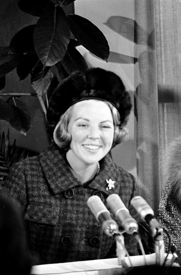 Prinses Beatrix terug uit de West, Prinses Beatrix tijdens persconferentie, Bestanddeelnr 917-5214