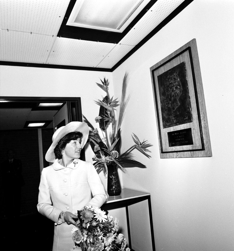 Prinses Margriet opent Julianaziekenhuis in Apeldoorn Prinses-Margriet bij gede, Bestanddeelnr 927-1817