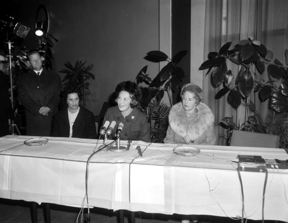 Prinses Beatrix terug uit de West, Prinses Beatrix tijdens persconferentie, Bestanddeelnr 917-5208