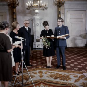 Prinses margriet en pieter van vollenhove ontvangen geschenken voor hun aanstaan, Bestanddeelnr 254-7680