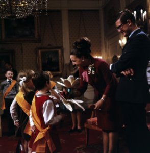 Prinses margriet en Pieter van Vollenhove ontvangen geschenken i.v.m. hun aansta, Bestanddeelnr 254-7764