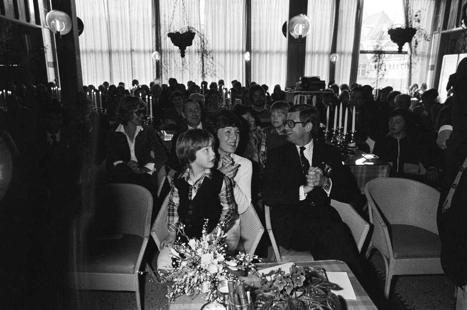 Prinses Margriet en Pieter van Vollenhoven bij presentatie boek Eskimos , Bestanddeelnr 930-7430