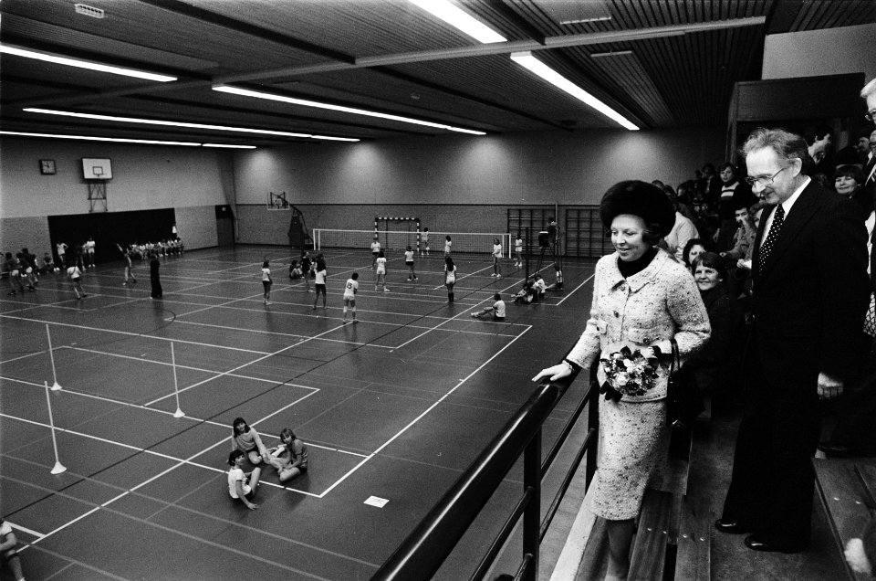 Prinses Beatrix opent in Bergen (NH) nieuw gebouw van de Europese school Prinse, Bestanddeelnr 929-6720