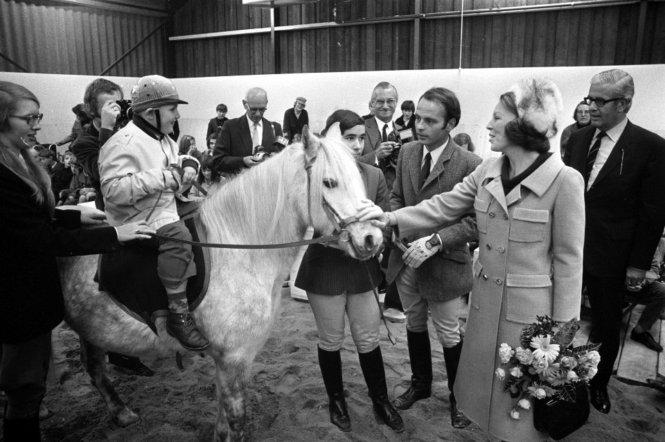 Prinses Beatrix opent Willem Alexander Manege te Arnhem . In de manege, Bestanddeelnr 925-1061
