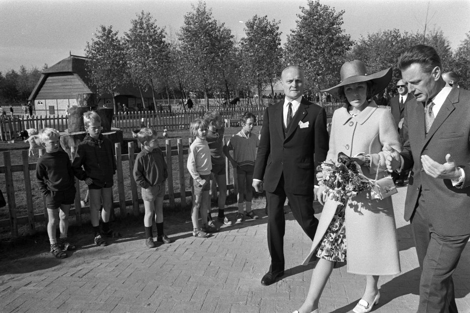 Prinses Beatrix tijdens de rondleiding, Bestanddeelnr 924-5744
