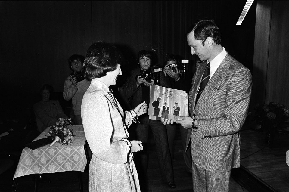 Prinses Margriet krijgt de grammofoonplaat overhandigd door de heer Barents, Bestanddeelnr 930-5357