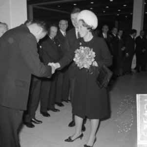 Prinses Beatrix terwijl zij een deelnemer aan de conferentie de hand schudt, Bestanddeelnr 918-4929