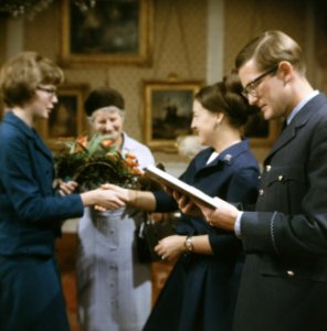 Prinses margriet en pieter van vollenhove ontvangen geschenken voor hun aanstaan, Bestanddeelnr 254-7758