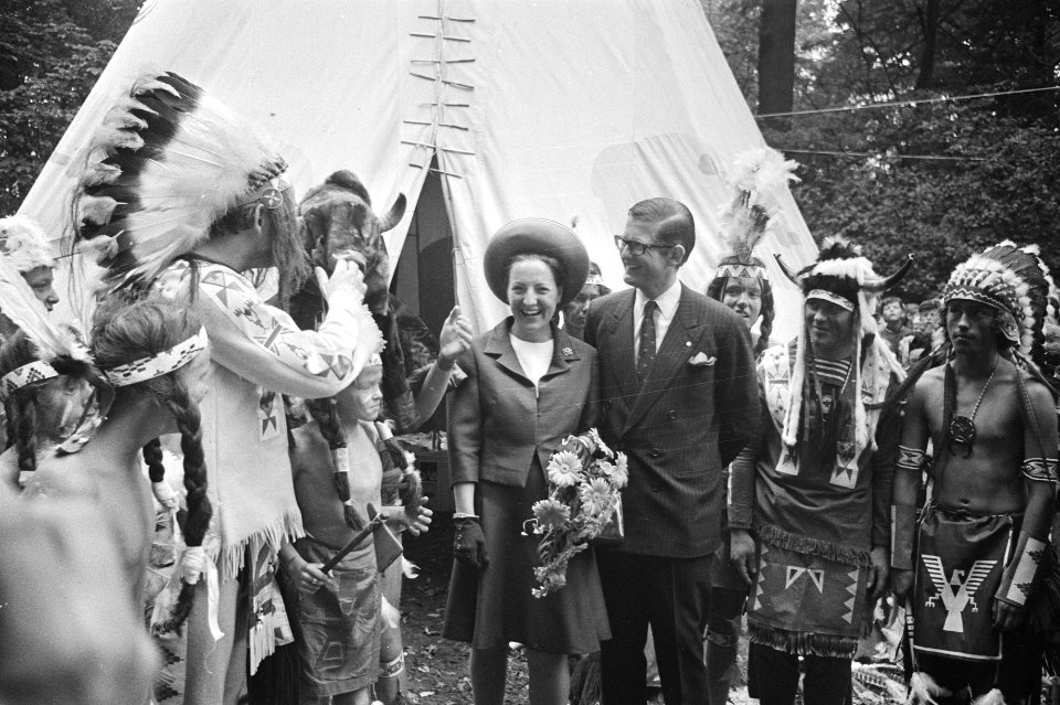 Prinses Margriet en Pieter van Vollenhoven ontmoeten 'indianen', Bestanddeelnr 924-5792