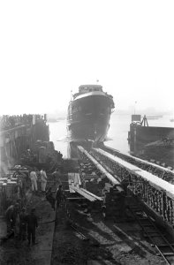Prinses Margriet laat schip te water op scheepswerf De Hoop te Lobith het schi, Bestanddeelnr 921-8992