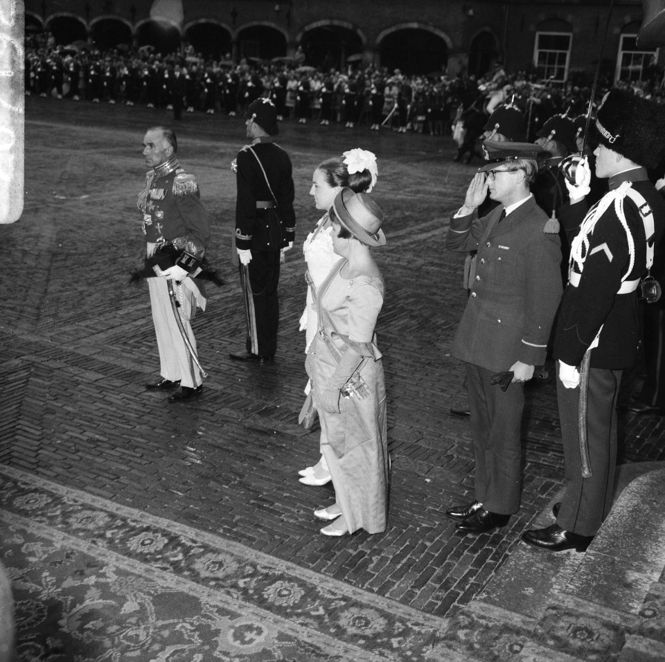 Prinsjesdag 1967. Aankomst Ridderzaal. Prinses Margriet, Pieter van Vollenhoven , Bestanddeelnr 920-7192