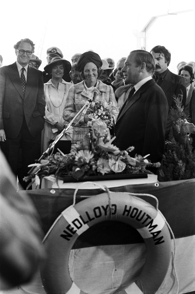 Prinses Beatrix verricht doop containerschip Nedloyd Houtman in Rotterdam gezag, Bestanddeelnr 929-3621