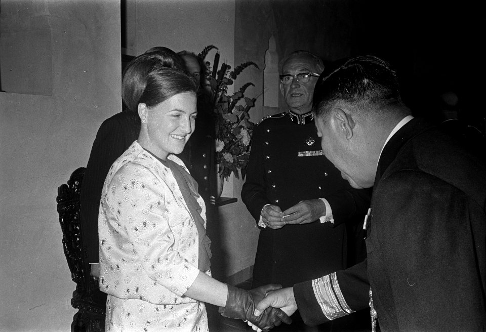 Prinses Margriet en Pieter worden voorgesteld aan de delegaties, Bestanddeelnr 921-5721