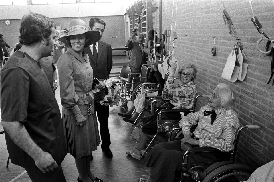 Prinses Beatrix opent ziekenhuiscomplex Triotel Leeuwarden Prinses Beatrix spree, Bestanddeelnr 924-8031