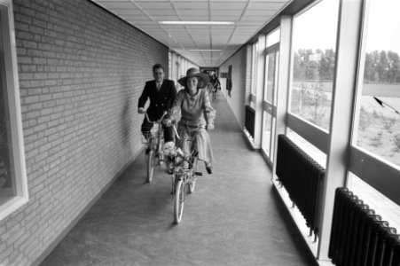 Prinses Beatrix opent ziekenhuiscomplex Triotel Leeuwarden Prinses Beatrix fiets, Bestanddeelnr 924-8030