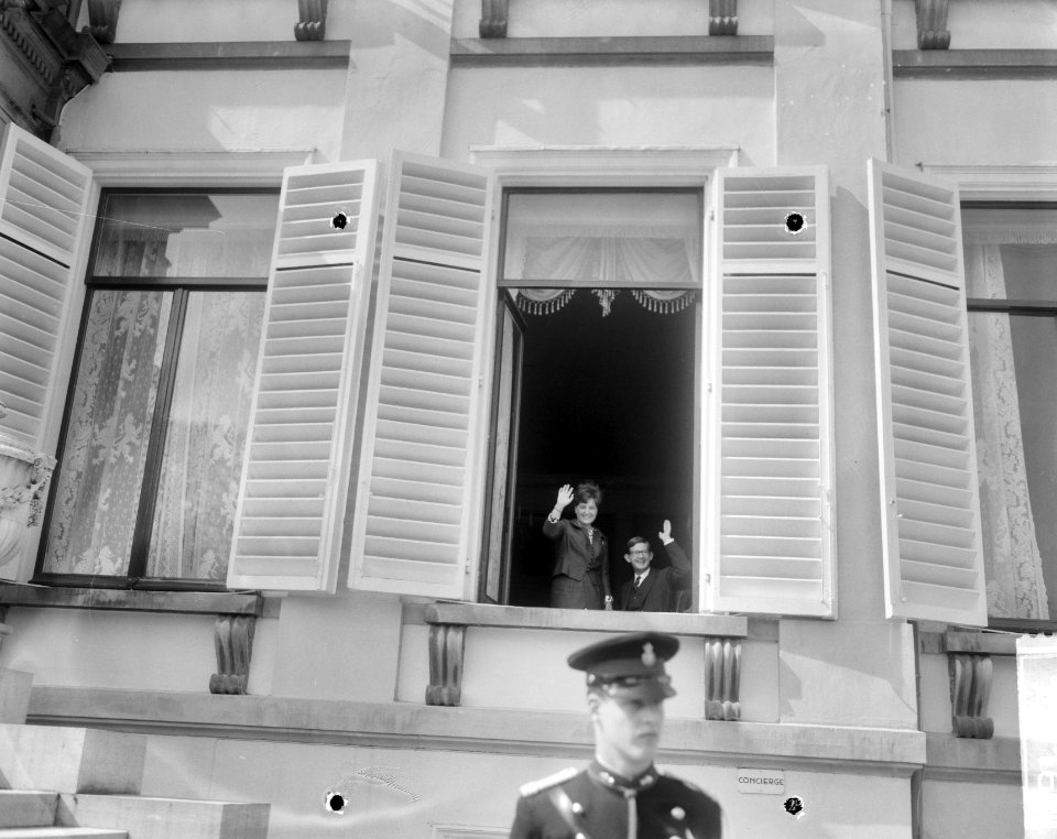 Prinses Margriet en Pieter van Vollenhoven zwaaien vanuit een raam van het palei, Bestanddeelnr 917-7167