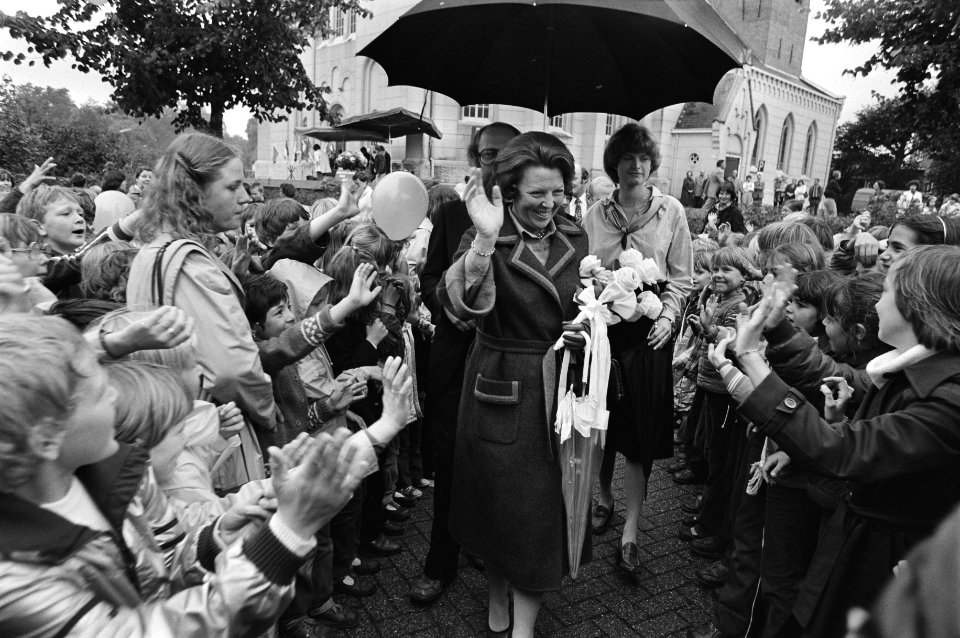 Prinses Beatrix wordt door kinderen toegezwaaid op de Brink in Baarn, Bestanddeelnr 930-4774