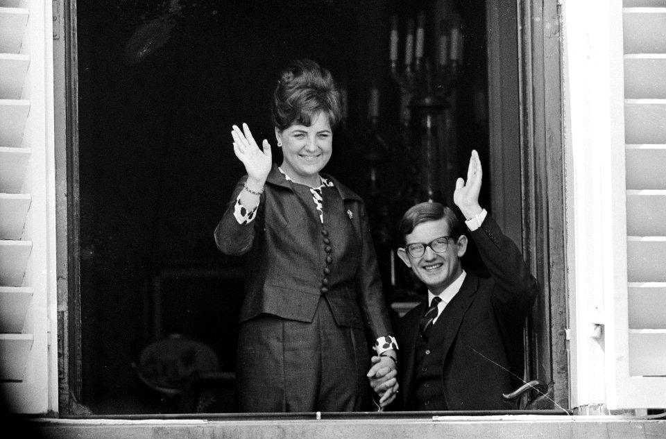 Prinses Margriet en Pieter van Vollenhoven op het bordes, Bestanddeelnr 917-7124