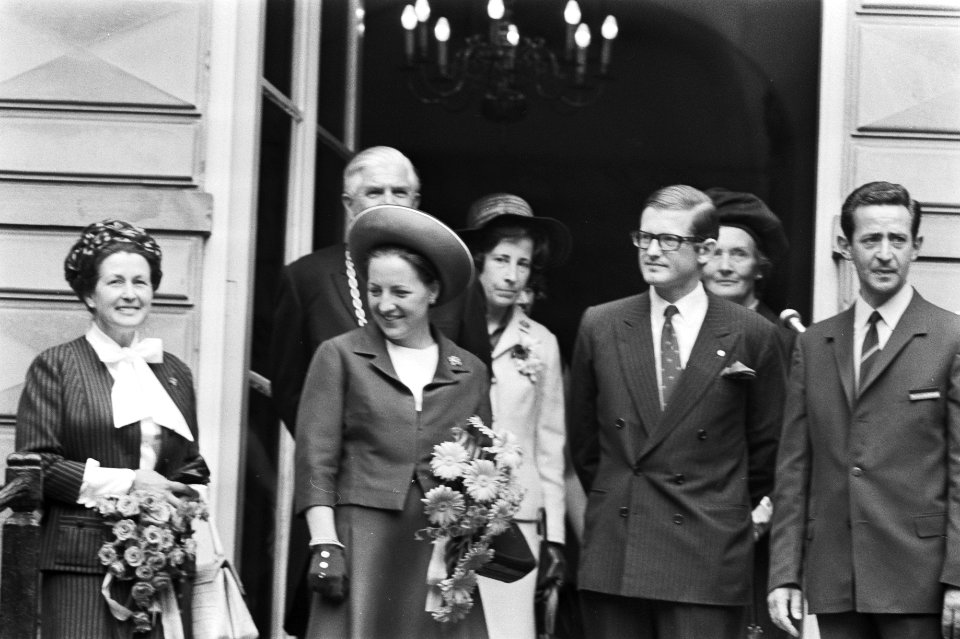 Prinses Margriet en Pieter van Vollenhoven op het bordes van kasteel Oud Poelgee, Bestanddeelnr 924-5798