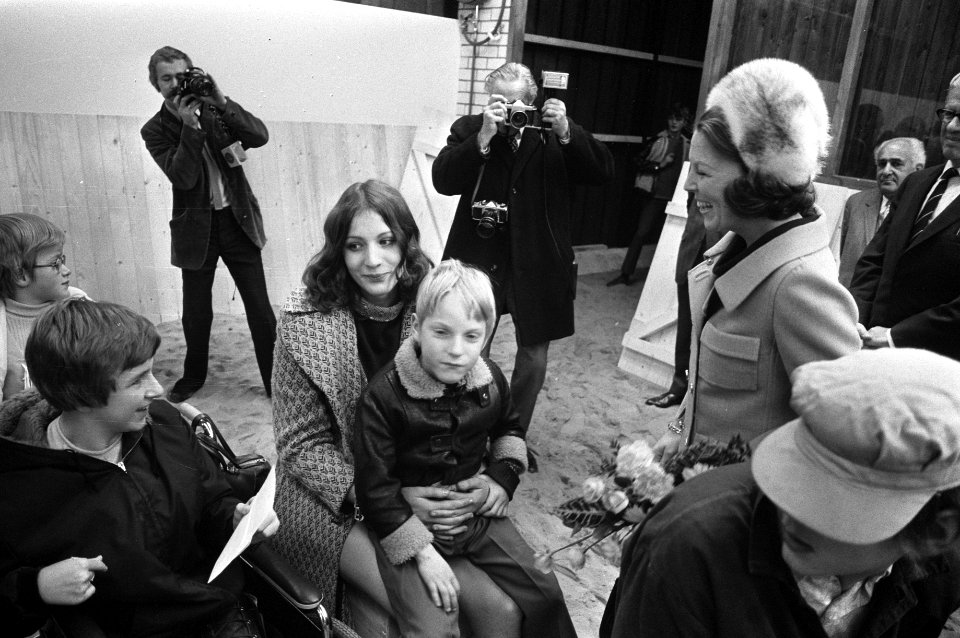 Prinses Beatrix opent Willem Alexander Manege te Arnhem, Bestanddeelnr 925-1064