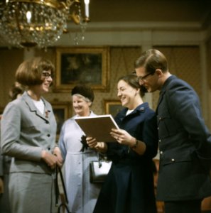Prinses margriet en pieter van vollenhove ontvangen geschenken voor hun aanstaan, Bestanddeelnr 254-7756