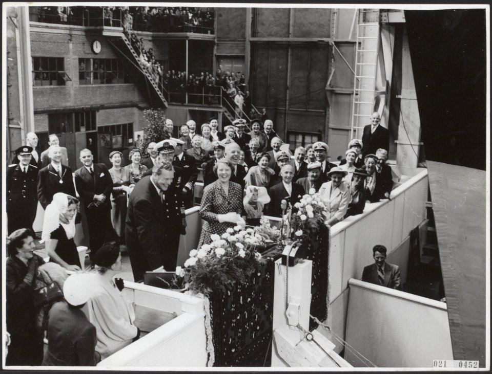 Prinses Beatrix tijdens de tewaterlating van Hr Ms. Limburg te Vlissingen, Bestanddeelnr 021-0452