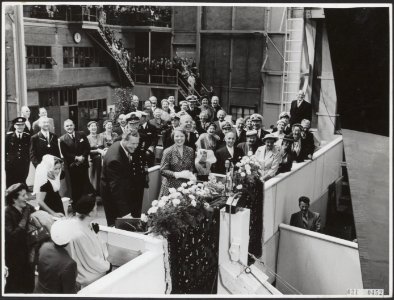 Prinses Beatrix tijdens de tewaterlating van Hr Ms. Limburg te Vlissingen, Bestanddeelnr 021-0452