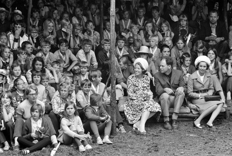 Prinses Beatrix tussen de kinderen die deelnemen aan het kamp, Bestanddeelnr 924-6468