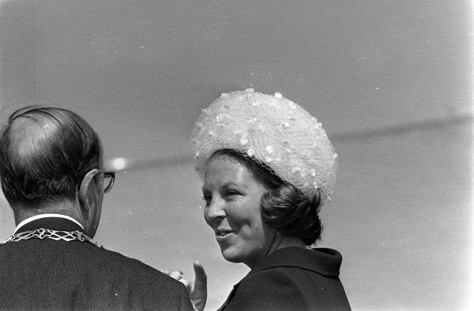 Prinses Beatrix opent in Dordrecht gebouw Dienst Sociale Werkvoorziening Beatr, Bestanddeelnr 923-7141
