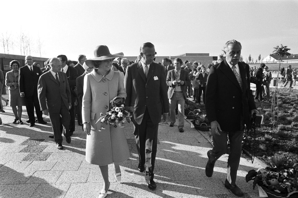 Prinses Beatrix tijdens de rondleiding, Bestanddeelnr 924-5742