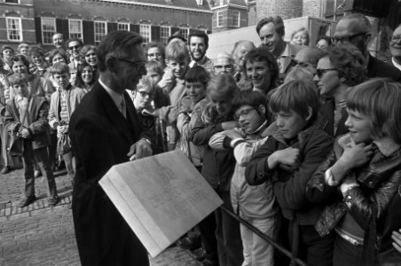 Prinsjesdag 1972 minister van Financien Nelissen laat op het Binnehof het koffe, Bestanddeelnr 925-8914