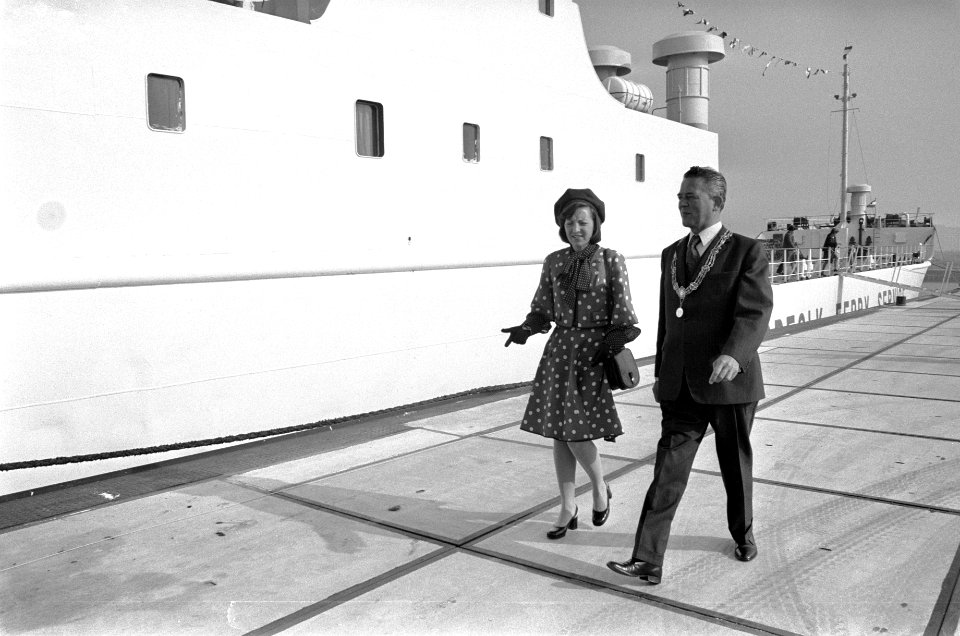 Prinses Margriet opent nieuwe insteekhaven voor containers in Scheveningen door , Bestanddeelnr 926-7288