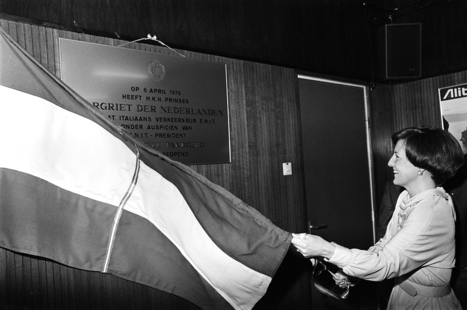 Prinses Margriet opent Nat. Italiaans Verkeersbureau in Amsterdam openingshande, Bestanddeelnr 928-5091