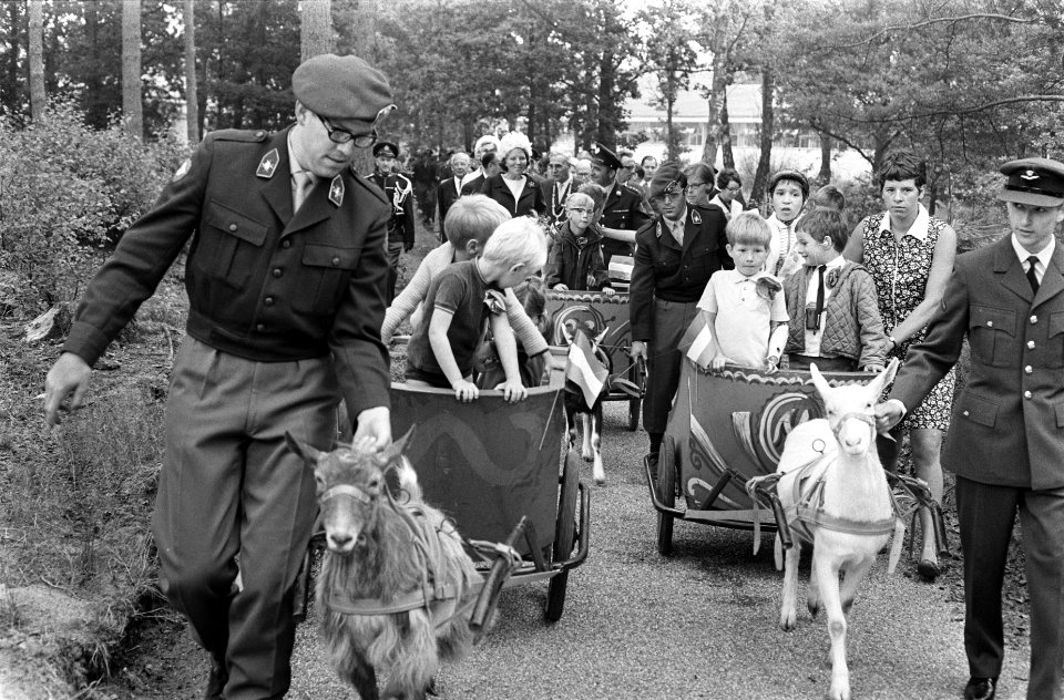 Prinses Beatrix wordt tijdens het bezoek voorafgegaan door bokkenwagens, Bestanddeelnr 922-5622