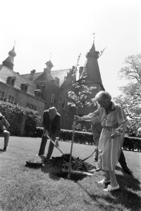 Prinses Juliana opent Kasteel Doornwerth in Renkum door planten van moerbeiboom, Bestanddeelnr 933-6664