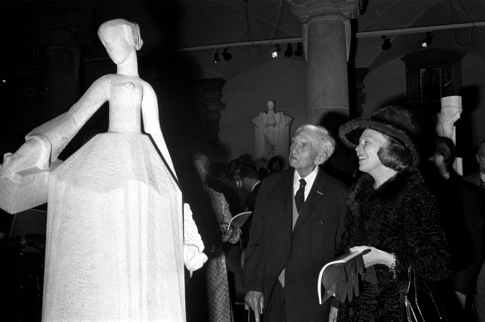 Prinses Beatrix opent tent beeldhouwwerken prof J Bronner tgv 90e verjaard, Bestanddeelnr 925-2609