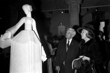 Prinses Beatrix opent tent beeldhouwwerken prof J Bronner tgv 90e verjaard, Bestanddeelnr 925-2609