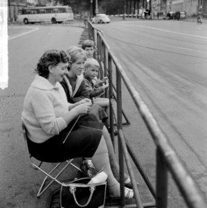 Prinsjesdag 1964, deze dame heeft haar breiwerkje meegenomen, Bestanddeelnr 916-8825