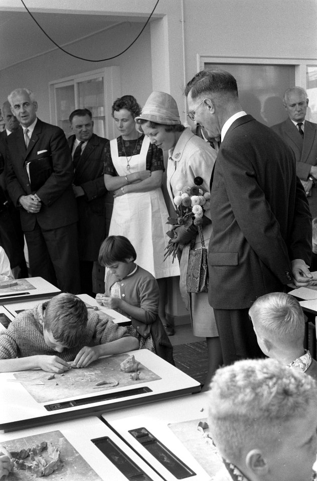 Prinses Beatrix opent school in Leeuwarden. Rondgang door de klassen, Bestanddeelnr 912-9306