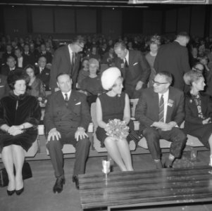 Prinses Beatrix tijdens een gesprek met de voorzitter H.J. van Grieken, Bestanddeelnr 918-4932