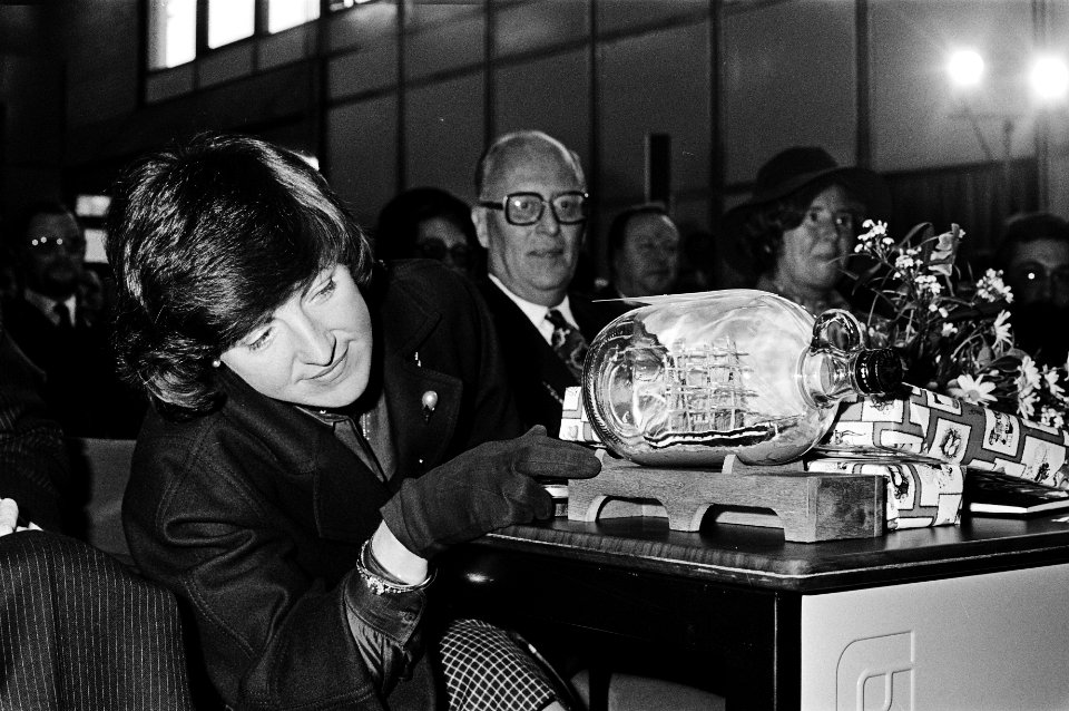 Prinses Margriet bekijkt het model van een schip in een fles. In het midden burg, Bestanddeelnr 930-5175