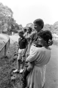 Prinses Margriet met prins Floris op de arm, Bestanddeelnr 932-6518