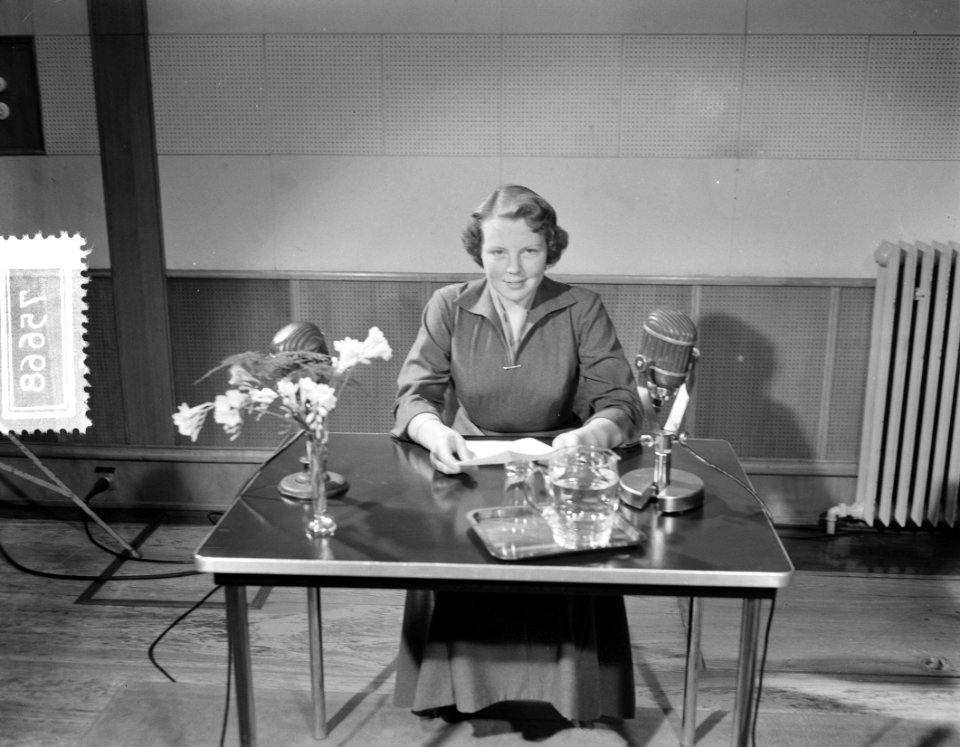 Prinses Beatrix voor microfoon, Bestanddeelnr 907-5668