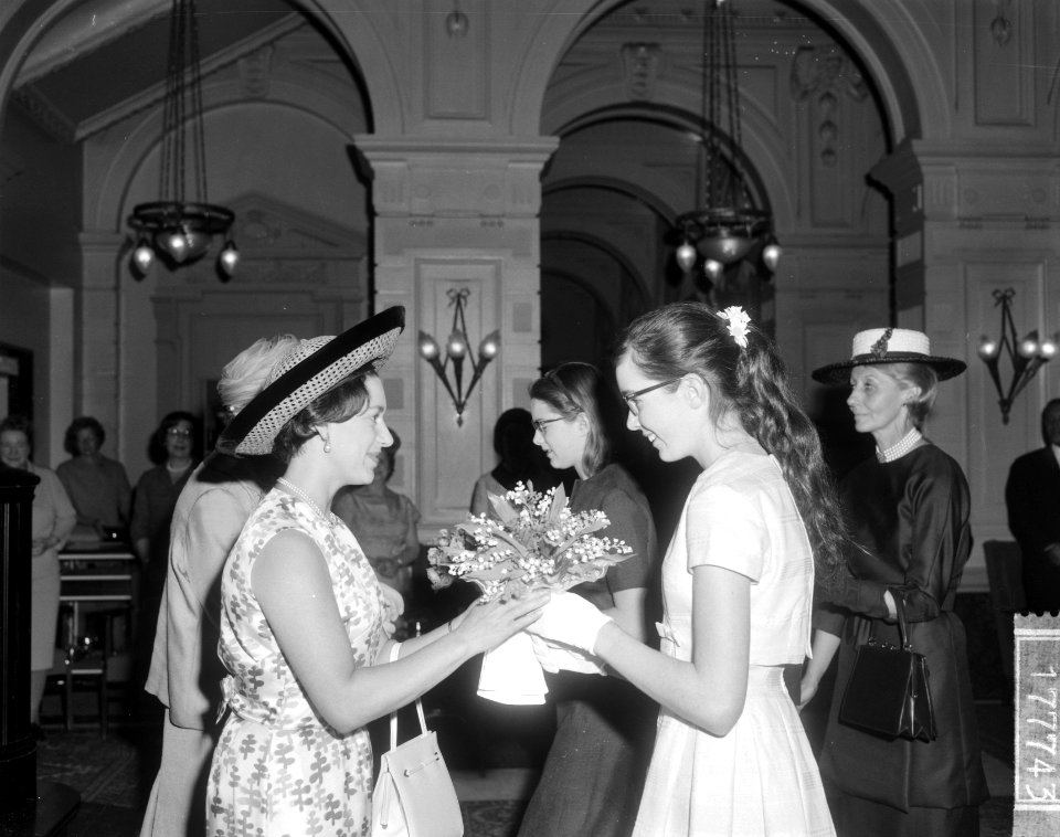 Prinses Margaret en koningin Juliana krijgen bloemen bij aankomst in het Amstel , Bestanddeelnr 917-7743