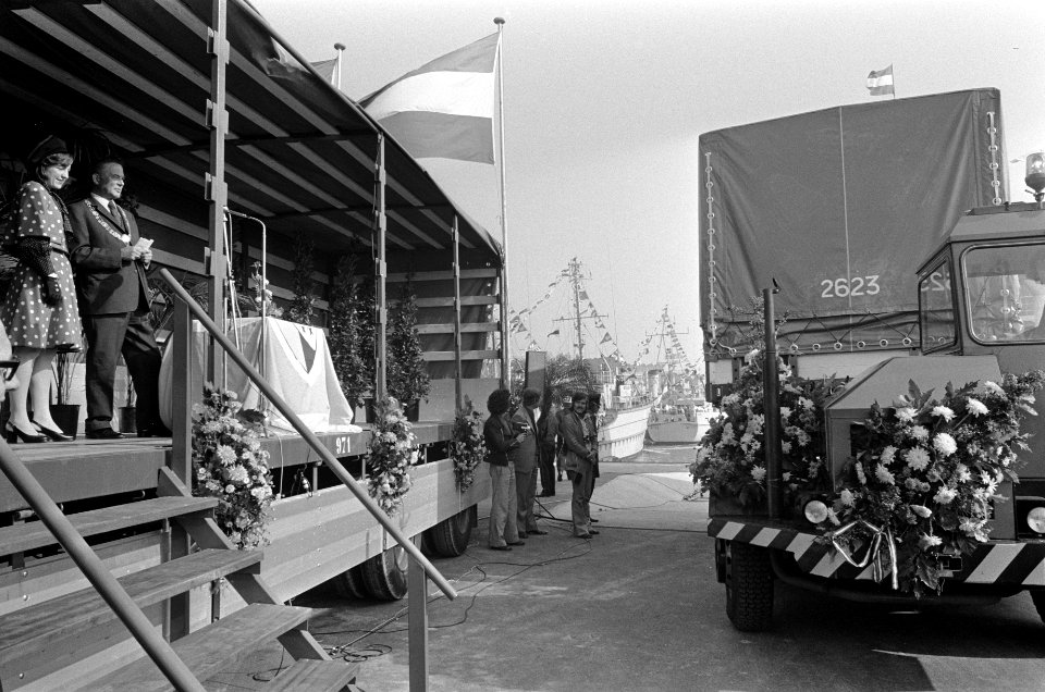 Prinses Margriet opent nieuwe insteekhaven voor containers in Scheveningen door , Bestanddeelnr 926-7289