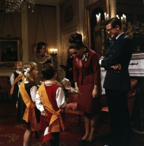 Prinses margriet en Pieter van Vollenhove ontvangen geschenken i.v.m. hun aansta, Bestanddeelnr 254-7763