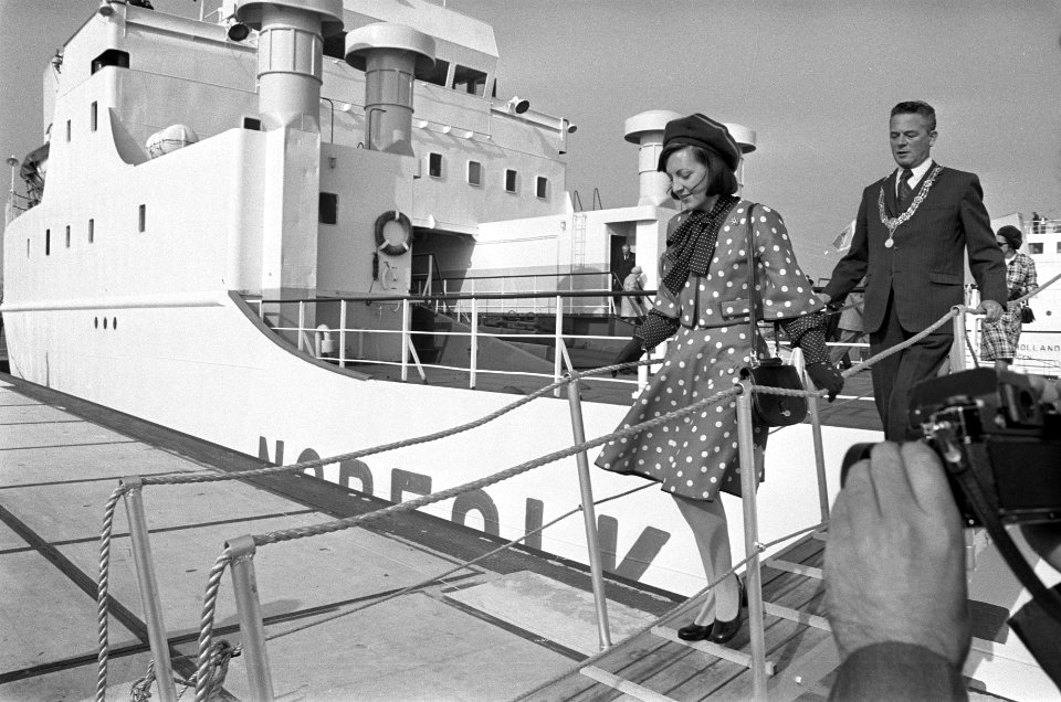 Prinses Margriet opent nieuwe insteekhaven voor containers in Scheveningen door , Bestanddeelnr 926-7287