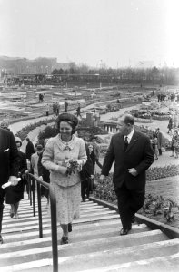 Prinses Beatrix tijdens een rondwandeling door Madurodam, Bestanddeelnr 924-4093