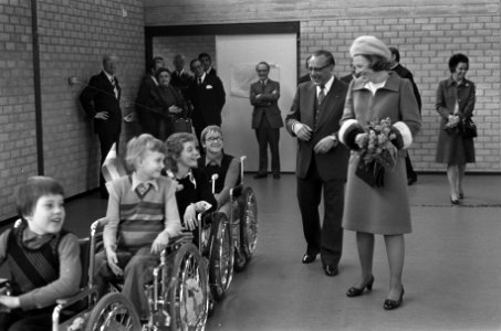 Prinses Beatrix opent Charlotte-oord in Tilburg, Bestanddeelnr 927-0655