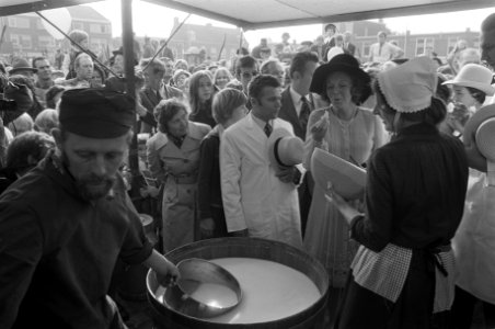 Prinses Beatrix opent in Woerden kaasmarkt tgv 600 jarig bestaan van Woerden, Bestanddeelnr 925-8963